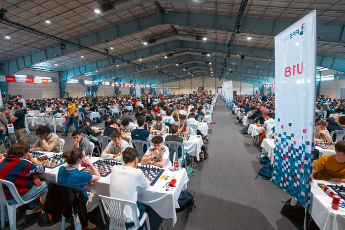 Championnat de la Fédération Française des Échecs, le hall, des centaines de joueurs alignés sous la charpente
