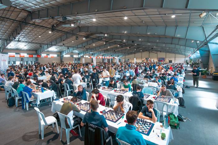 Vue d’ensemble des tables du championnat depuis l’allée centrale