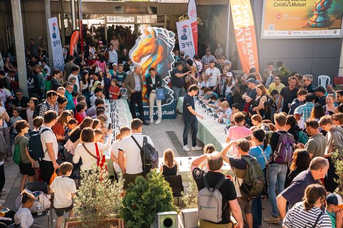 Hall d’accueil bondé entre les oriflammes du tournoi