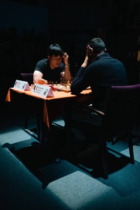 Duel isolé dans un halo de lumière au milieu d’une salle noire