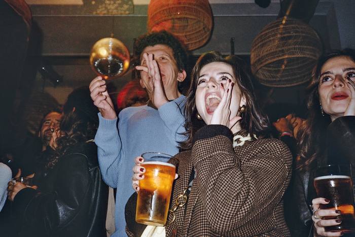 Concert de La légende Urbaine, public euphorique sous une boule à facettes, bières à la main, photo argentique